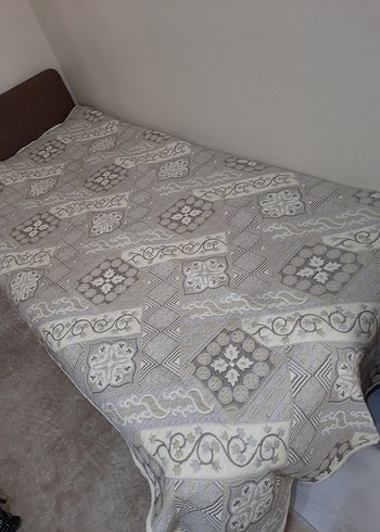Gri Nakışlı Yatak Örtüsü