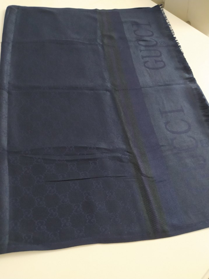 Gucci lacivert şal rahat kumaşıyla şık bir görünüm saglar - Görsel 2