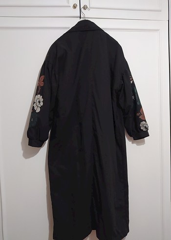 Çiçek Desenli Siyah Uzun Trençkot - Görsel 3