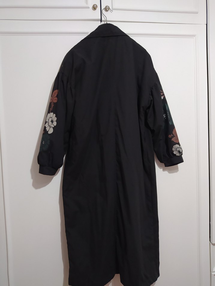 Çiçek Desenli Siyah Uzun Trençkot - Görsel 3