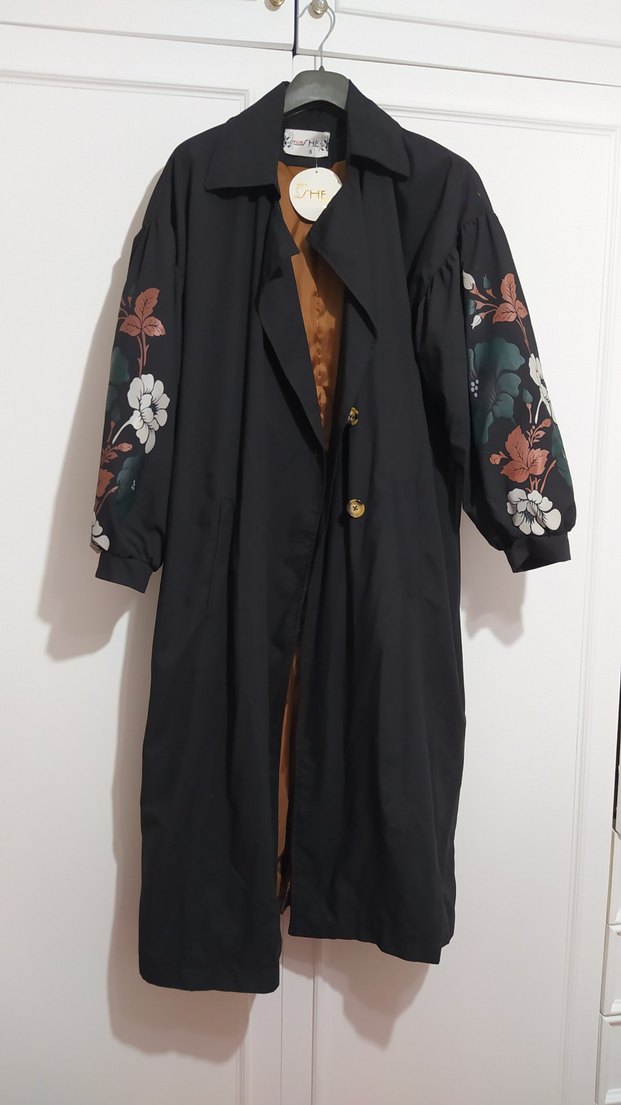 Çiçek Desenli Siyah Uzun Trençkot - Görsel 2