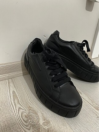 38 Beden siyah Renk Bershka sneaker SATILDI!!!