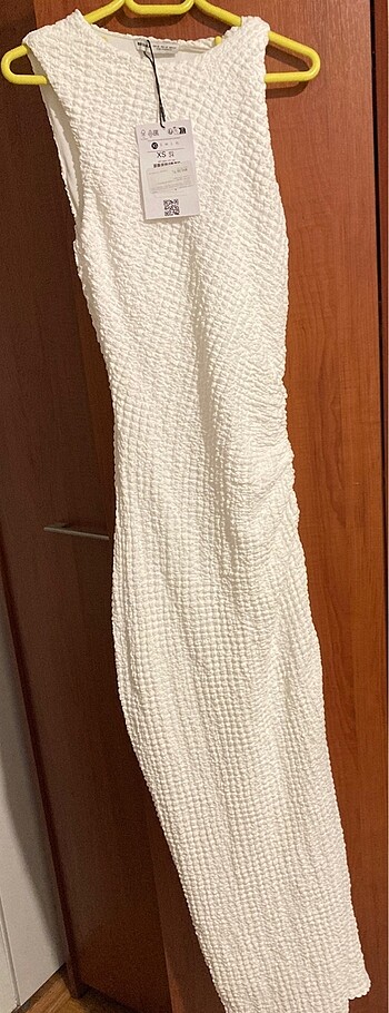 Bershka Yandan yırtmaçlı elbise