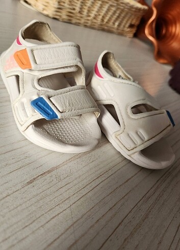 19 Beden beyaz Renk Adidas çocuk sandalet