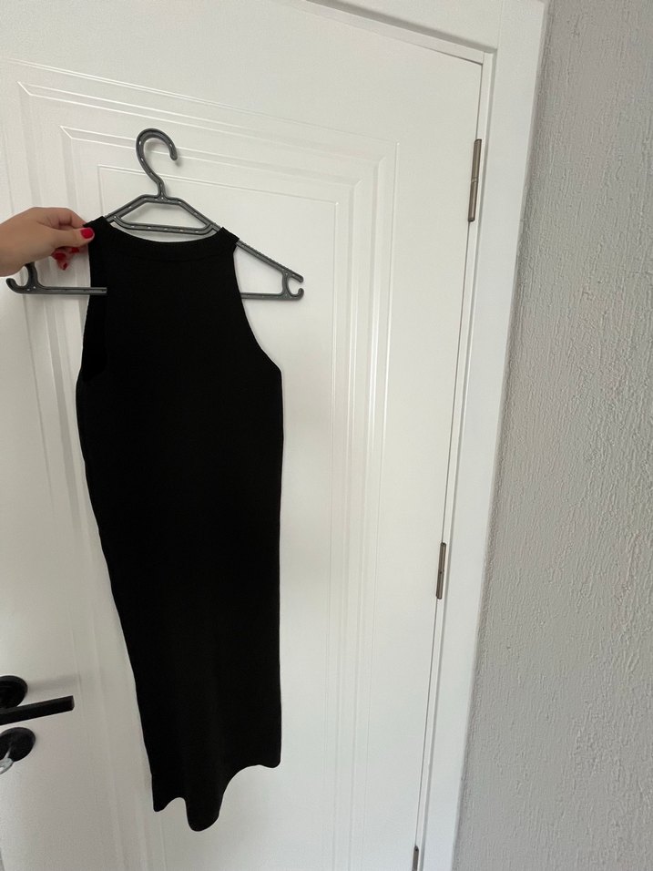 Siyah Yüksek Yakalı Midi Dar Kesim Elbise - Görsel 2