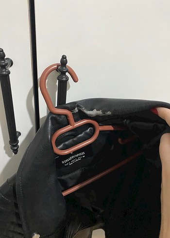 l Beden siyah Renk Siyah Deri Biker Ceket yaka kısmında az bi deformesi vardır