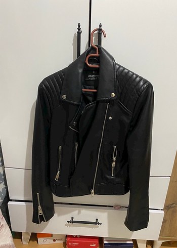 Siyah Deri Biker Ceket yaka kısmında az bi deformesi vardır