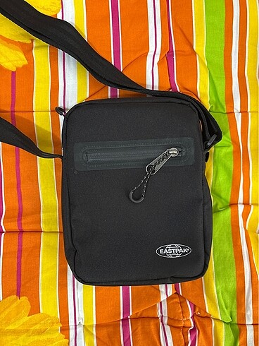 Eastpak omuz çantası