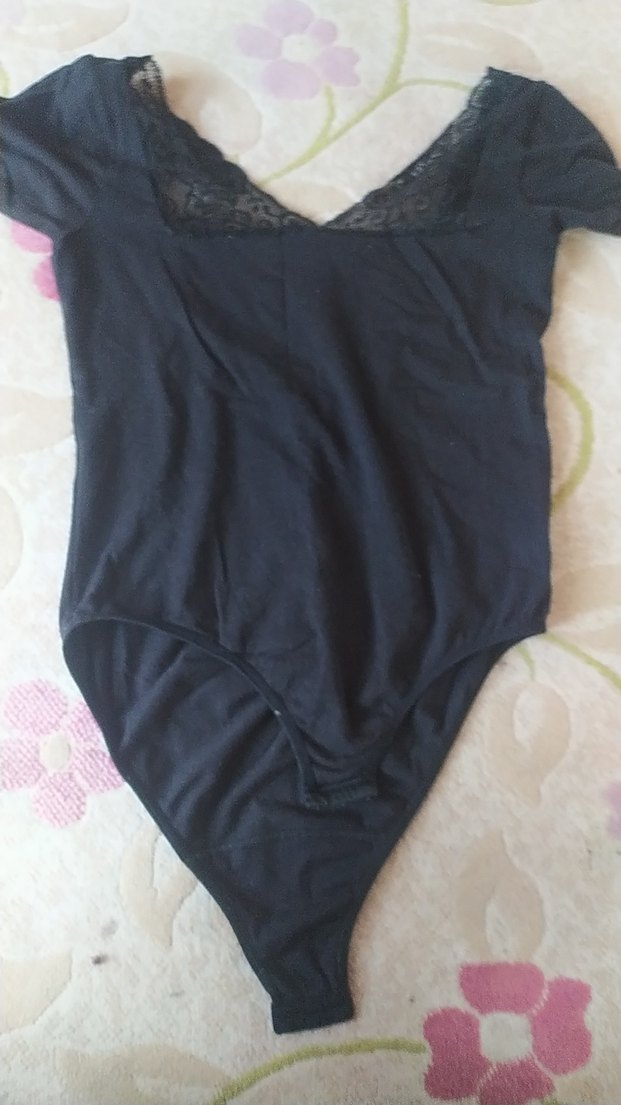 Dantel Detaylı Siyah V Yakalı Kolsuz Bluz - Görsel 3