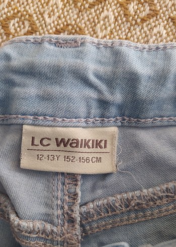 LC Waikiki Pullu Açık Mavi Denim Kız Şortu