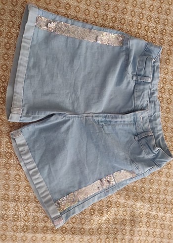 Pullu Açık Mavi Denim Kız Şortu