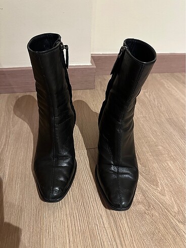 35 Beden siyah Renk Massimo Dutti bilekte topuklu gerçek deri bot
