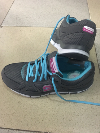 39 Beden Skechers spor ayakkabı 