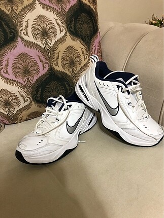 Nike monarch