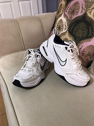 Nike monarch