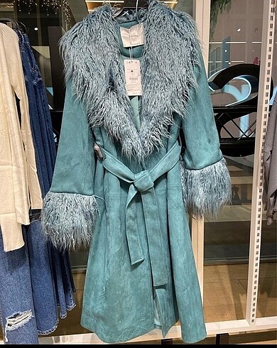 BERSHKA KABAN MONT TÜYLÜ ETİKETLİ