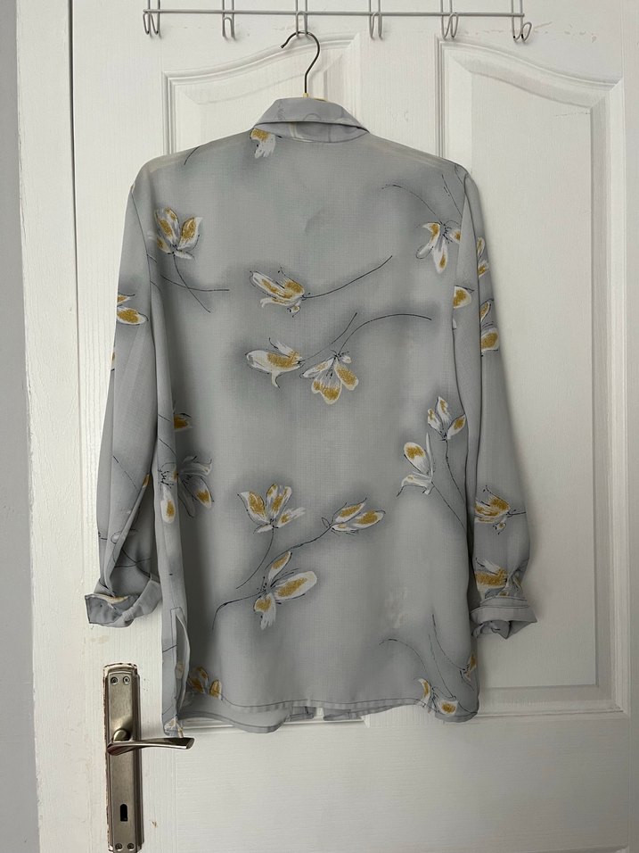 Gri Çiçekli Düğmeli Kadın Gömlek - Görsel 2