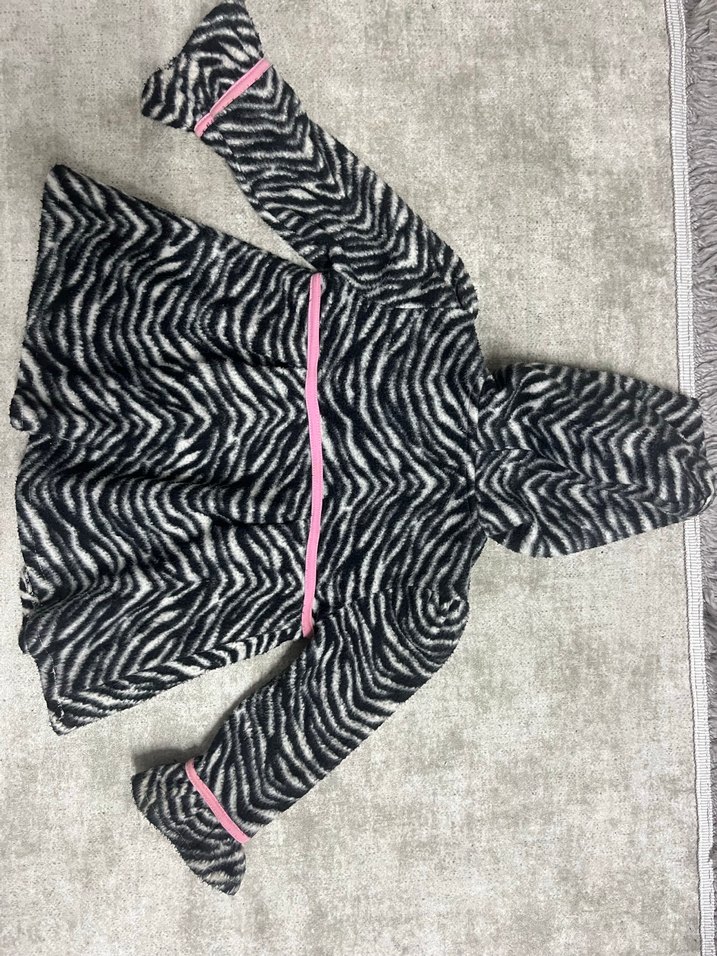 Kız Çocuk Kapüşonlu Zebra Desenli Kürklü Mont - Görsel 2