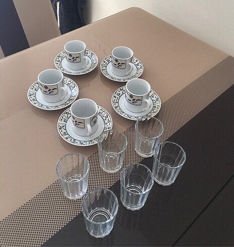 Türk kahvesi fincan takımı ve kahve yanı su bardağı