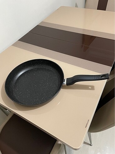 Korkmaz 30 cm granit tava ve kaşık