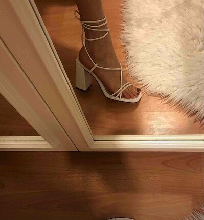Beyaz ipli topuklu ayakkabı