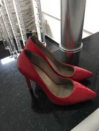 Kirmizi stiletto 