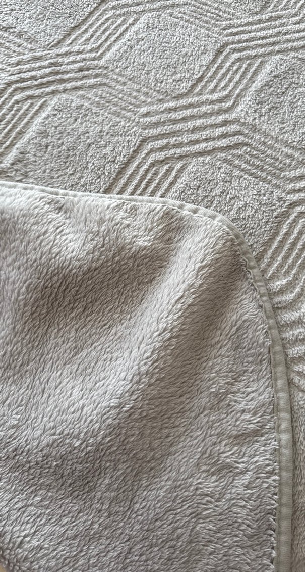 Gri Düz Desenli Yatak Örtüsü - Görsel 3