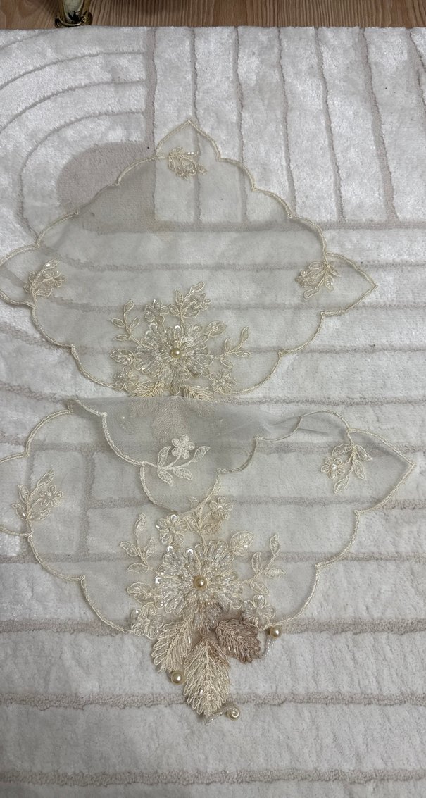 İşlemeli Beyaz Parlak Masa Örtüsü - Görsel 2