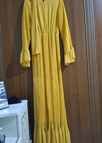 Pilise Detaylı Uzun Sarı Elbise - Görsel 2