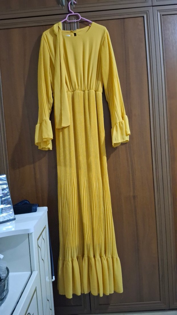 Pilise Detaylı Uzun Sarı Elbise - Görsel 2