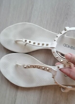 Derimod Beyaz zımbalı sandalet 