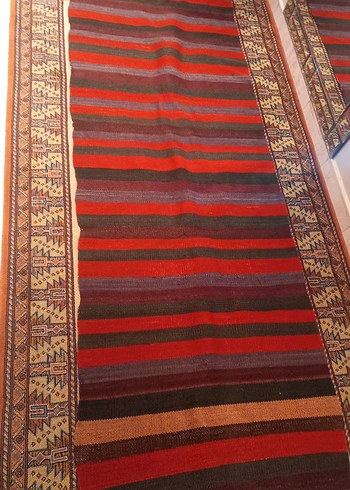 Koyu Renkli Desenli Geleneksel Halı - Görsel 4