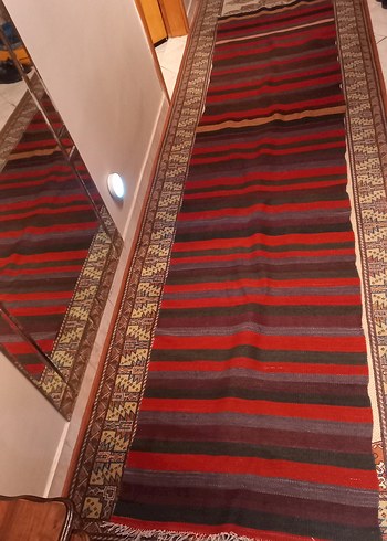 Koyu Renkli Desenli Geleneksel Halı - Görsel 3