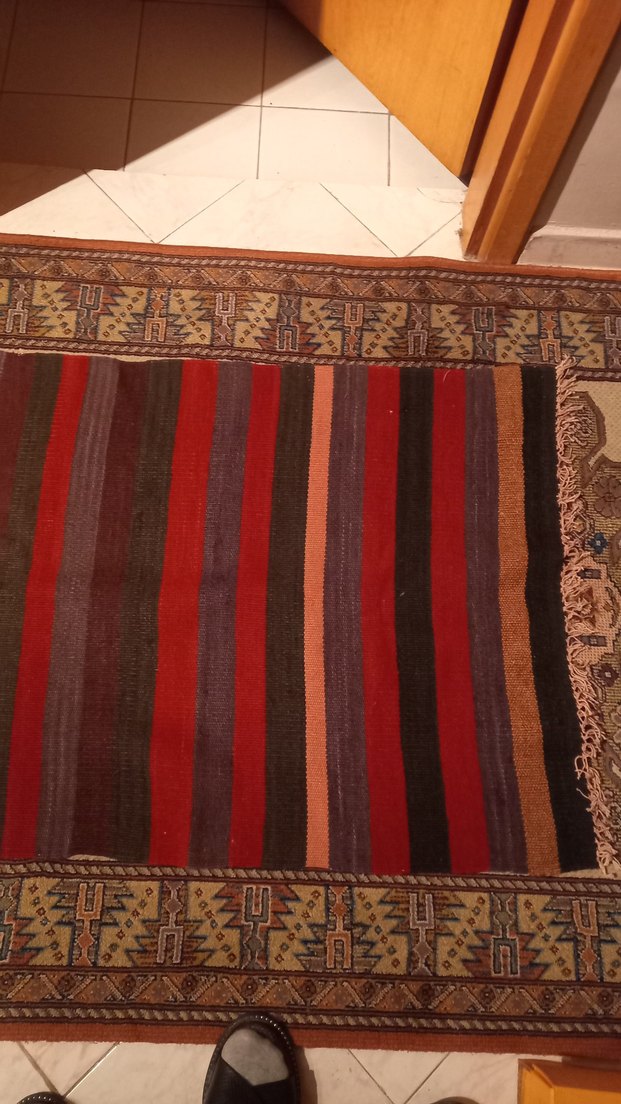 Koyu Renkli Desenli Geleneksel Halı - Görsel 2