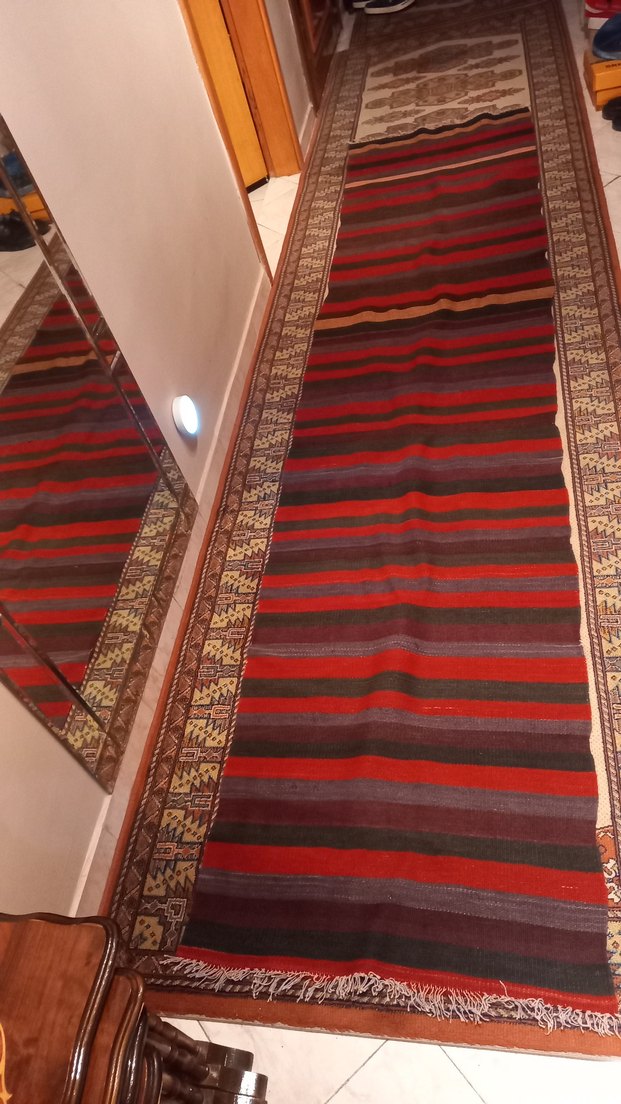 Koyu Renkli Desenli Geleneksel Halı - Görsel 3