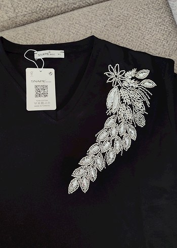 Siyah V Yaka Payetli Kadın Tişört - Görsel 2