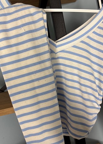 Uzun Kollu V Yakalı İnce Çizgili Kadın Bluz - Görsel 4