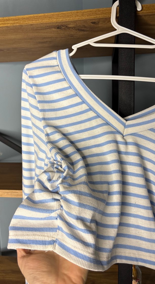 Uzun Kollu V Yakalı İnce Çizgili Kadın Bluz - Görsel 2