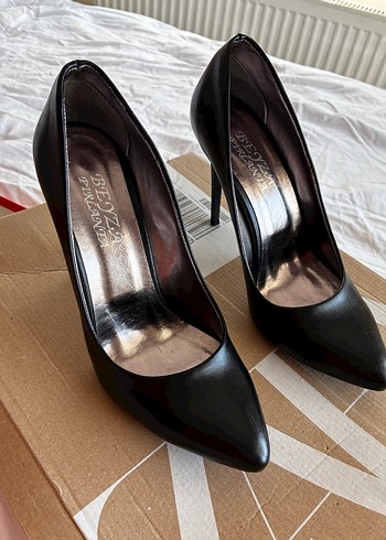 Siyah Stiletto Topuklu Kadın Ayakkabı