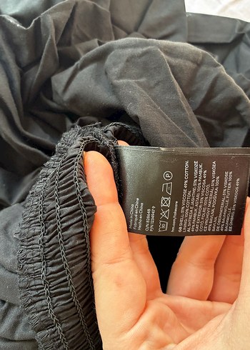 Omuzları Açık Siyah Büzgülü Midi Elbise - Görsel 7