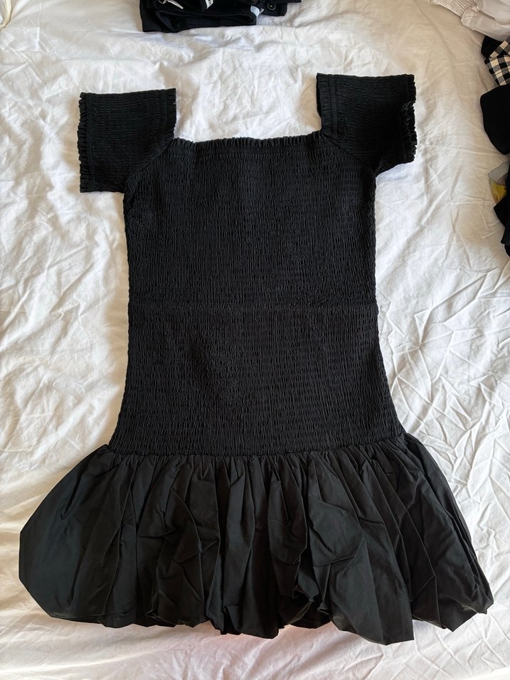 Omuzları Açık Siyah Büzgülü Midi Elbise - Görsel 3