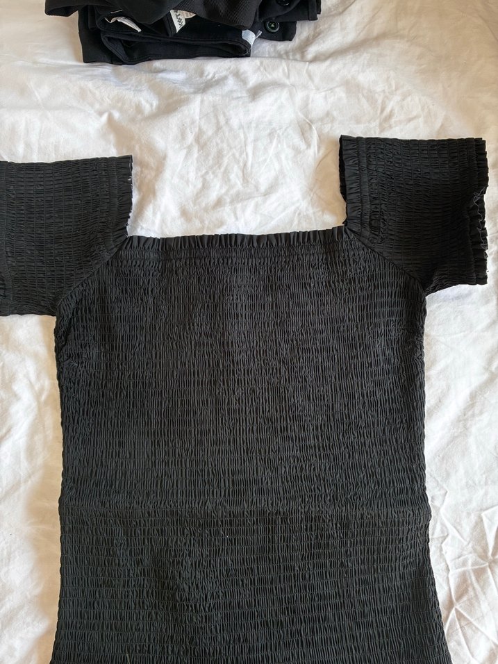 Omuzları Açık Siyah Büzgülü Midi Elbise - Görsel 4