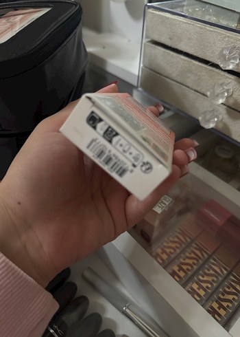 Parlak Bej Bal İçerikli Dudak Yağı - Görsel 3