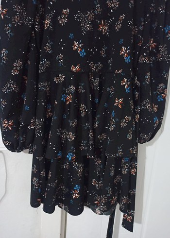 V Yaka Kemerli Siyah Desenli Mini Elbise - Görsel 4