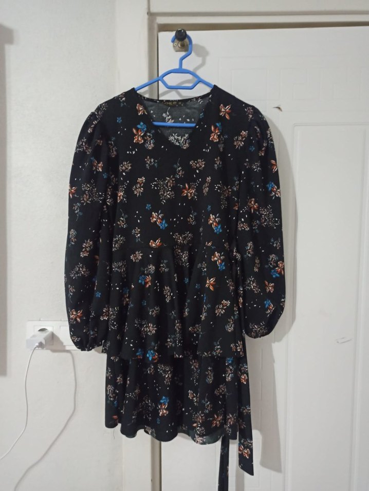 V Yaka Kemerli Siyah Desenli Mini Elbise - Görsel 3