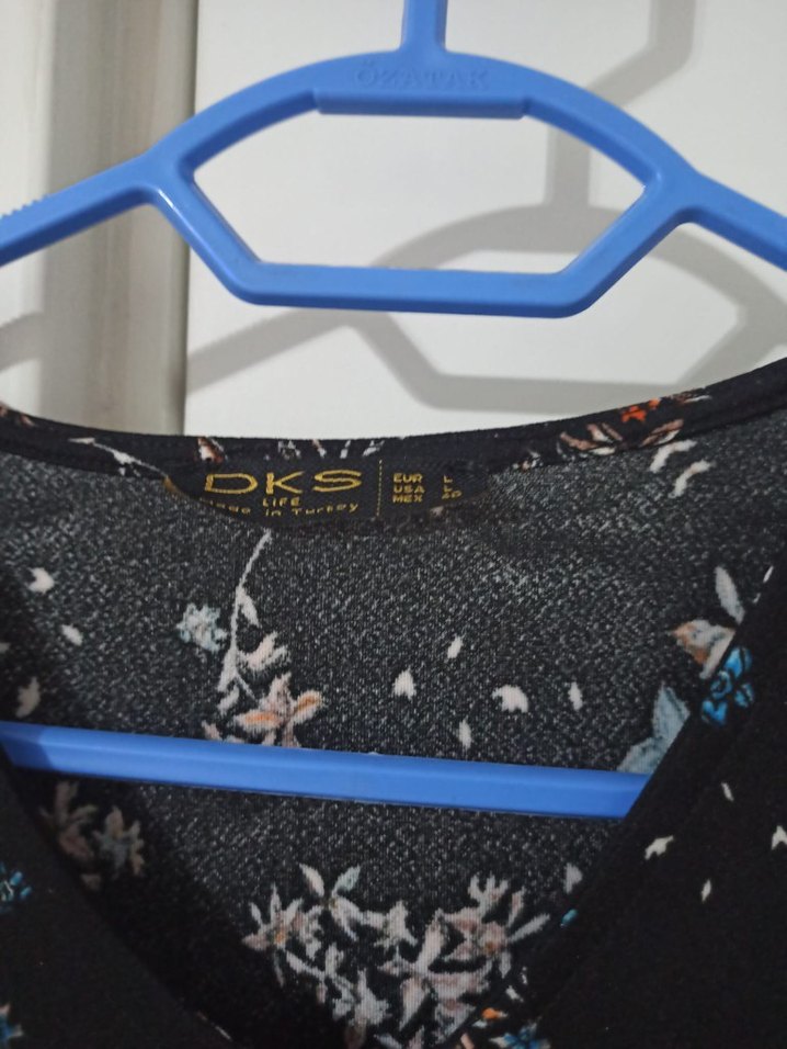 V Yaka Kemerli Siyah Desenli Mini Elbise - Görsel 2