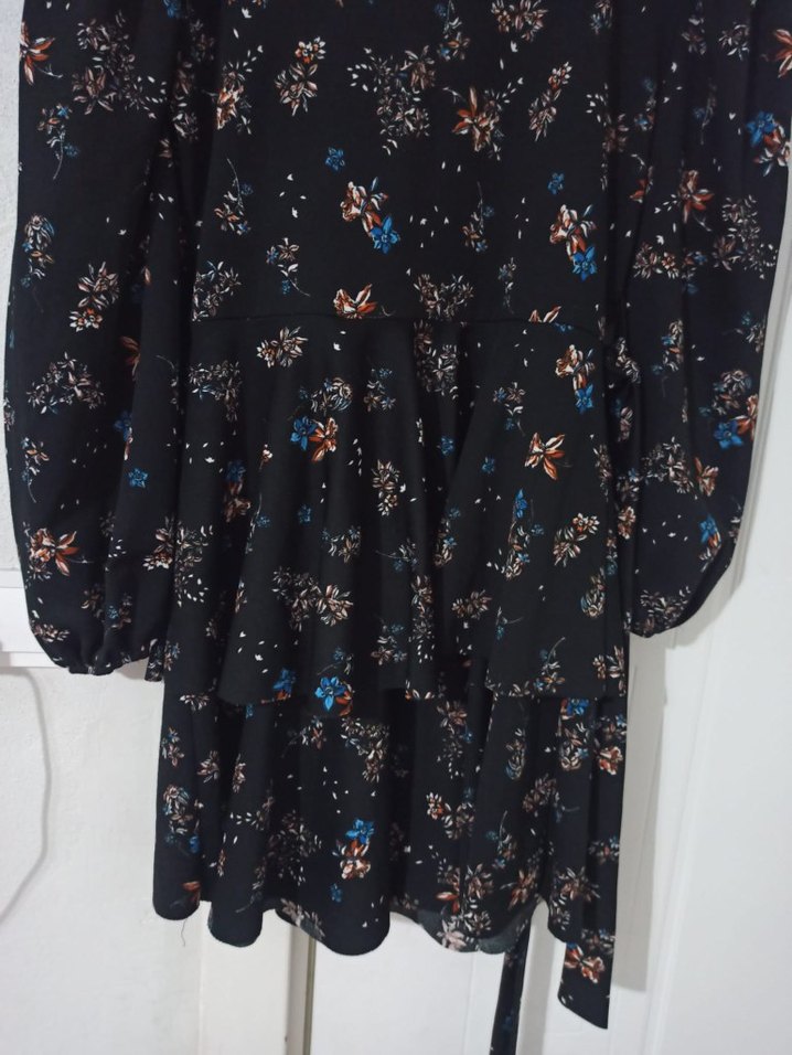 V Yaka Kemerli Siyah Desenli Mini Elbise - Görsel 4