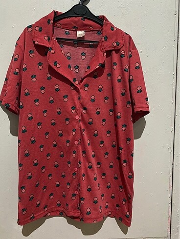Çilek desenli pijama üstü