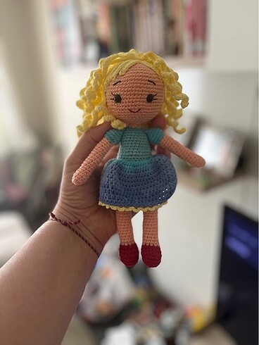 Amigurumi kıvırcık saçlı bebek