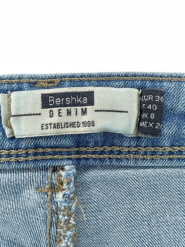 36 Beden çeşitli Renk Bershka Mini Şort %70 İndirimli.